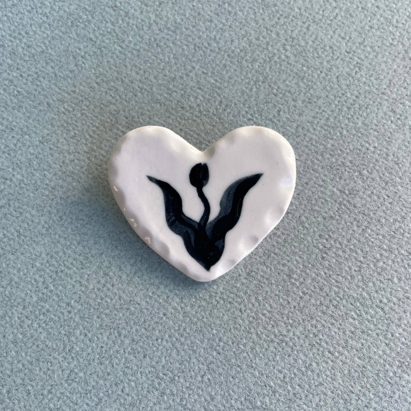 Tulip brooche: White heart black tulip