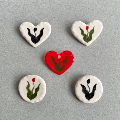 Tulip brooche: White heart black tulip